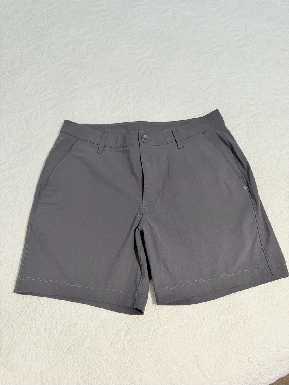 Vuori Meta Shorts Mens 32 gray 6” Inseam Performance Golf 4 Way Stretch Preppy